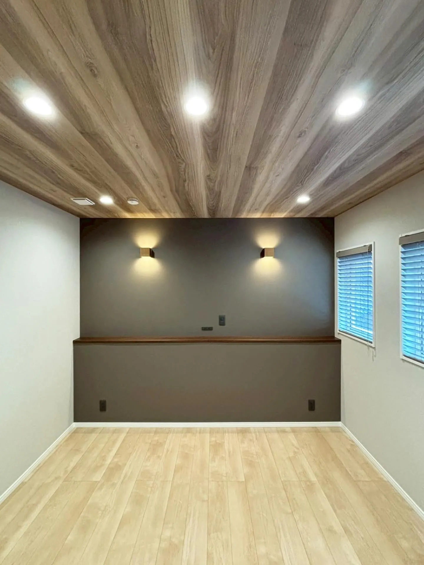 木の雰囲気に囲まれた寝室。